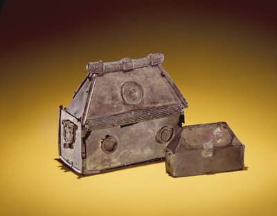 2つの墓形の神社、アーマ湖、ファーマナ州（ブロンズ） 作： Celtic